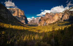 Majestic El Capitan Rock Formation At Yosemite National Park Wallpaper