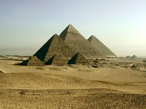 Majestic Giza Pyramids - Timeless Monuments Of Ancient Egypt Wallpaper
