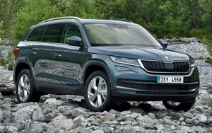Majestic Skoda Kodiaq Cruising On A Highway Wallpaper