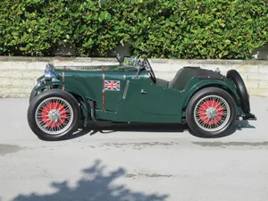 Majestic Spray Of Mg Waterfall Wallpaper