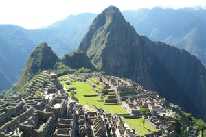 Majestic View Of Sunlit Machu Picchu Wallpaper