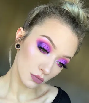 Make A Statement With A Vibrant Purple Eye Shadow Look Wallpaper