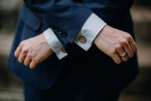 Make Heads Turn With A Sharp Navy Blue Suit. Wallpaper