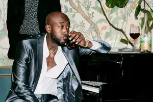 Man Drinkingat Piano Wallpaper