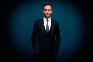 Man In Suit Tom Hiddleston Wallpaper