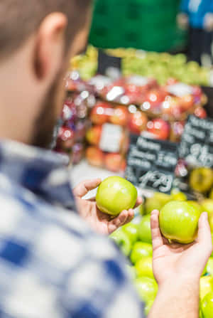 Man Using Qualitative Data In The Supermarket Wallpaper