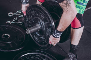 Man Weightlifting A Rouge Plate Wallpaper