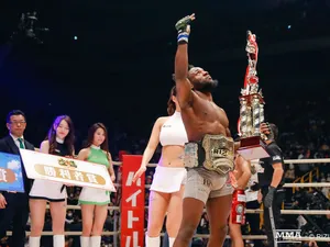 Manel Kape Looking Up Wallpaper