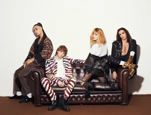 Maneskin Seated On Fancy Leather Couch Wallpaper