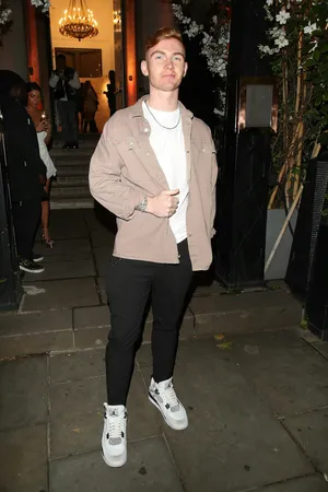 Manin Casual Streetwear Night Out Wallpaper