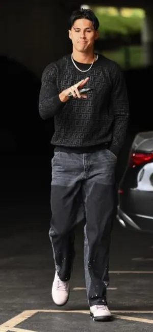 Manin Designer Sweaterand Jeans Wallpaper