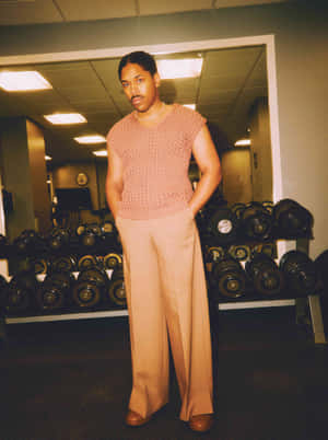 Manin Gymwith Retro Style Outfit Wallpaper