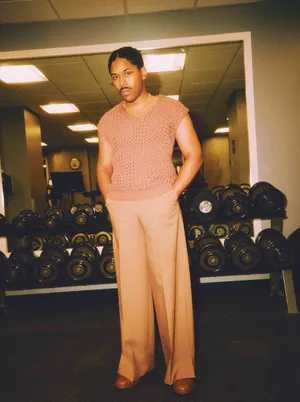 Manin Gymwith Retro Style Outfit Wallpaper