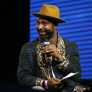 Manin Hat Speakingat Event Wallpaper