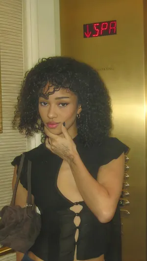 Manon Bannerman Casual Style Wallpaper