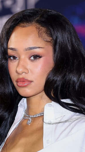 Manon Bannerman Close Up Wallpaper