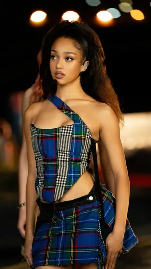 Manon Bannerman Fashion Moment Wallpaper