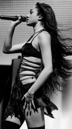 Manon Bannerman Live Performance Wallpaper