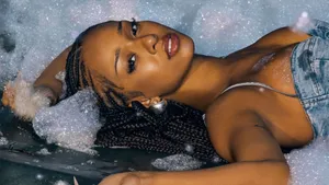 Manon Bannerman Relaxing In Bubbles Wallpaper