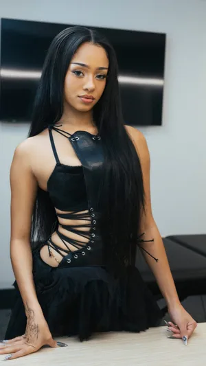 Manon Bannerman Stylish Black Outfit Wallpaper