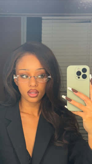 Manon Bannerman Stylish Selfie Wallpaper