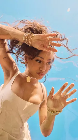 Manon Bannerman Summer Style Wallpaper