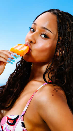 Manon Bannerman Summer Style Wallpaper