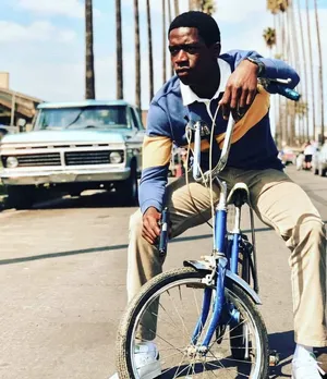 Manon Bicyclein Urban Setting Wallpaper