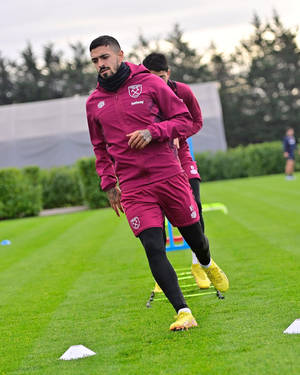 Manuel Lanzini Doing Practice Drills Wallpaper