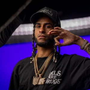 Manwith Gold Chainsand Black Cap Wallpaper