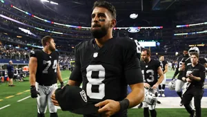 Marcus Mariota Leading Team Off Field Wallpaper