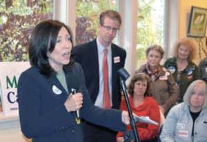 Maria Cantwell Talking In Front Of Crowd Wallpaper