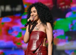 Mariah The Scientist Performing Live Wallpaper