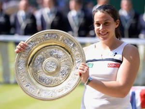 Marion Bartoli Holding Trophy Close-up Wallpaper