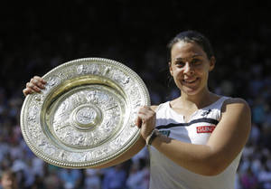 Marion Bartoli Triumphantly Lifting Her Wimbledon Trophy Wallpaper