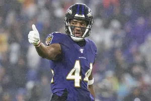 Marlon Humphrey Baltimore Ravens Thumbs Up Wallpaper