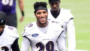 Marlon Humphrey Smilingin Ravens Uniform Wallpaper