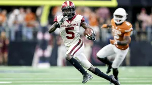 Marquise Brown Oklahoma Football Action Wallpaper