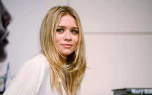 Mary-kate Olsen Fashionably Posing For A Photoshoot Wallpaper