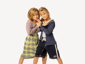 Mary-kate Olsen Posing Elegantly In A Stylish Outfit Wallpaper