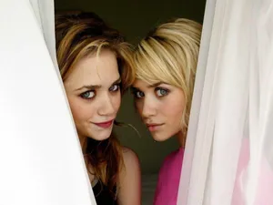 Mary-kate Olsen's Flawless Fashion Sense Wallpaper