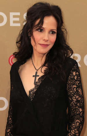 Mary Louise Parker Smiling In A Patterned Dress Wallpaper