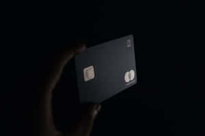 Mastercard Heldin Hand Dark Background Wallpaper