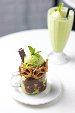 Matcha Ice Cream With Pretzels Wallpaper