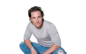 Matthew Mcconaughey In Casual Street Wear Wallpaper