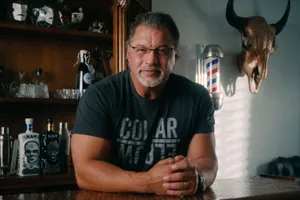 Mature Manin Casual T Shirt Smiling Wallpaper