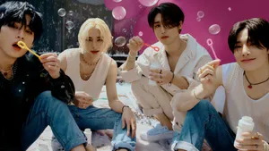 Maxident Group Eating Snacks Wallpaper