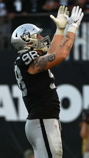 Maxx Crosby Celebration Against Cincinnati Bengals Wallpaper