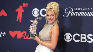 Megan Moroney Holding Award Wallpaper