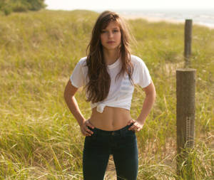 Melissa Benoist Showing Abs Wallpaper